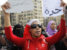 Demonstrantin hält in Kairo Plakat mit der Aufschrift Freiheit hoch; Foto: AP