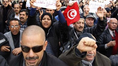 Demonstranten demonstrieren in Tunis gegen die neue Übergangsregierung; Foto: dpa