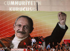 Plakat des Vorsitzenden der CHP, Kemal Kilicdaroglu; Foto: AP