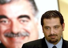 Saad Hariri vor dem Bild seines ermordeten Vaters Rafiq Hariri; Foto: dpa