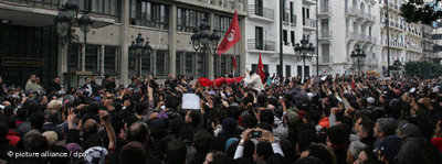 Demonstranten vor dem Innenministerium in Tunis; Foto: dpa