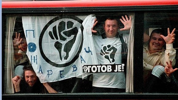 Mitglieder der Studentenbewegung 'Otpor' aus Pozarevac; Foto: dpa 