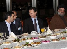 Baschar Assad, Mahmud Ahmadinejad und Hisbollah-Führer Hasan Nasrallah bei einem gemeinsamen Essen; Foto: AP