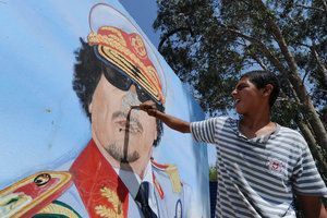 Junger Mann karikiert Bildnis Gaddafis; Foto: dpa