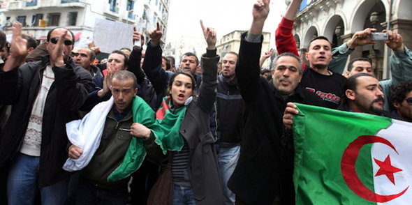 Demonstration gegen Notstandsgesetze in Algier; Foto: dpa