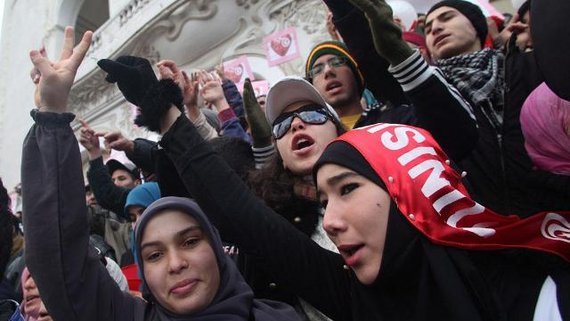 Junge Demonstranten am Jahrestag der Revolution in Tunesien; Foto: EPA/STRINGER/dpa 