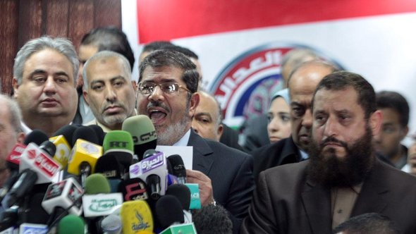 Der Präsident der ägyptischen Muslimbrüder-Partei, Mohammed Morsy, spricht nach dem Wahlsieg vor der Presse; Foto: dpa 
