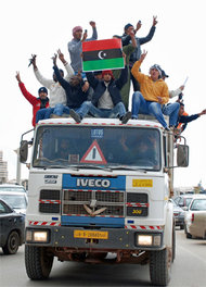 Aufständische feiern ihren Sieg in Benghazi, indem sie auf dem Dach eines LKW  durch die Stadt fahren; Foto: AP