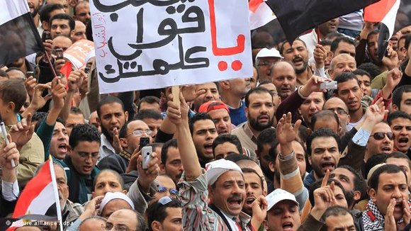 Proteste von Tahrir-Revolutionären gegen den Obersten Militärrat; Foto: dpa/picture alliance