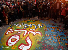 Ägypter versammeln sich vor 25. Januar-Grafitti am Tahrir-Platz in Kairo; Foto: dapd