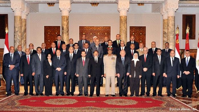 Das ägyptische Kabinett: Anfang August erst vereidigt, mussten inzwischen schon zwei Minister der neuen Regierung gehen; Foto: picture-alliance