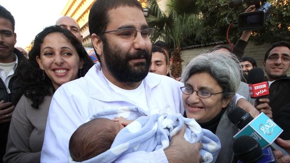 Alaa Abd El Fattah nach seiner Freilassung mit seiner Familie und seinem Baby in den Armen; Foto: AP/dapd