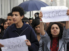 Demonstranten in Tunis fordern die Auflösung des RCD; Foto: AP