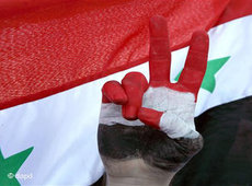 Assad-Gegner formt Victory-Zeichen vor syrischer Botschaft in Amman; Foto: dapd