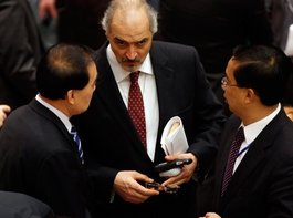 Der syrische Botschafter bei den Vereinten Nationen, Baschar Dschaafari (Mitte) spricht mit Chinas Botschafter Li Baodong; Foto: AP