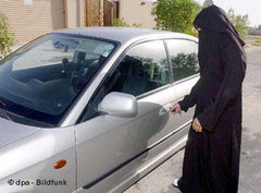 Frau schließt PKW ihrer Fanilie in Riad auf; Foto: dpa