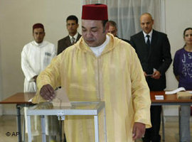 König Mohammed VI von Marokko bei der Stimmabgabe zum Verfassungsreferendum; Foto: AP