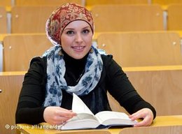 Studentin der Islamischen Theologie an der Uni Tübingen; Foto: dpa