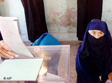 Zwei Marokkanerinnen geben in Casablanca ihre Stimme an der Wahlurne ab; Foto: AP