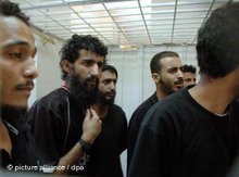 Inhaftierte jemenitische Al-Qaida-Mitglieder; Foto: picture alliance/ dpa