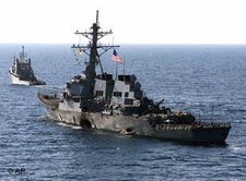 Der amerikanische Zerstörer USS Cole vor der jemenitischen Küste; Foto: AP