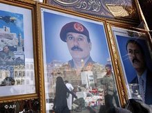 Porträtbilder von Präsident Ali Abdullah Salih an einem Marktstand in Sanaa; Foto: AP