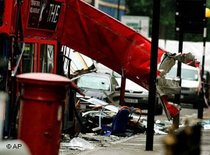 Die Anschläge vom 7. Juli:  Bombe zerstört Doppeldeckerbus am Tavistock Square in London ; Foto: AP