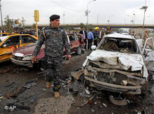Von Bomben zerstörte PKW im Zentrum Bagdads; Foto: AP
