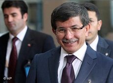 Ahmet Davutoğlu während eines NATO-Treffens in Brüssel; Foto: AP