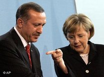 Der türkische Ministerpräsident Erdogan zu Besuch bei Kanzlerin Merkel in Berlin; Foto: AP
