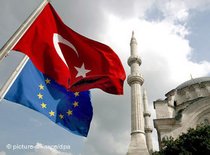 EU- und Türkeiflaggen vor der Nur-i Osmaniya-Moschee in Istanbul; Foto: dpa