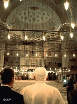 Papst Benedikt XVI. in der Blauen Moschee in Istanbul; Foto: AP