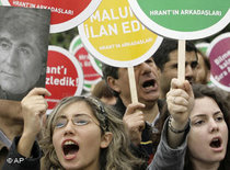 Protestveranstaltung zu Ehren von Hrant Dink in Istanbul; Foto: AP