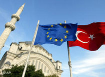 Flaggen der EU und Türkei vor einer Moschee in Istanbul; Foto: AP