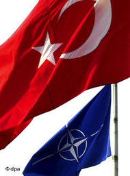 Eine türkische Fahne weht in Brüssel vor einer NATO-Fahne; Foto: dpa