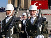 Türkisches Militär vor Atatürk-Mausoleum in Ankara; Foto: AP