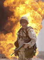 US-Soldat vor brennender Öl-Quelle im Irak; Foto: AP