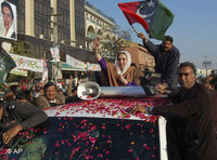 Benazir Bhutto kurz vor dem tödlichen Anschlag; Foto: AP