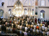 Muslime beim Gebet; Foto: dpa