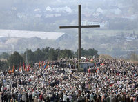 Christliche Pilgerscharen an einem Kreuz; Foto: dpa