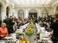 Versammelte Runde bei der zweiten Islamkonferenz; Foto: dpa