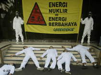 Greenpeaceprotest gegen Atomkraftwerk in Indonesien; Foto: AP