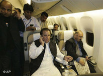 Flug ins Ungewisse - Pakistans früherer Premierminister Nawaz Sharif auf dem Weg nach Islamabad; Foto: AP