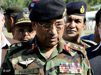 Pakistans Präsident Pervez Musharraf mit Armeeoffizieren in in Muzaffarabad; Foto: AP