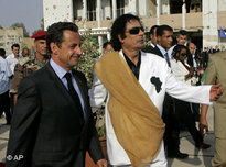 Frankreichs Präsident Sarkozy zu Besuch bei Libyens Revolutionsführer Gaddafi am Bab-Azizia-Palast in Tripolis; Foto: AP