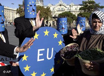Proteste gegen die Politik der EU aus Anlass des Gipfels der Euromediterranen Partnerschaft in Barcelona 2005; Foto: AP