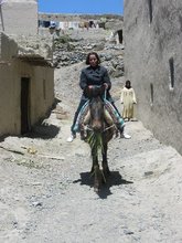 Eine Mitarbeiterin von Al Amana unterwegs zu den geförderten Projekten; Foto: Al Amana