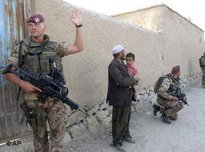 Bundeswehr-Soldaten patrollieren in der afghanischen Hauptstadt Kabul; Foto: AP