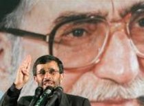 Irans Präsident Mahmud Ahmadinejad vor einem Bild des Revolutionsführeres Ali Khamenei; Foto: AP