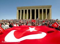 Großdemonstration gegen die Regierung Erdogan vor dem Atatürk-Mausoleum in Ankara; Foto: dpa